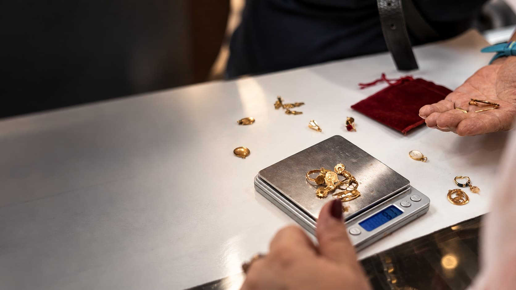 Pesaje de joyas de oro en la balanza de Joyería Levin