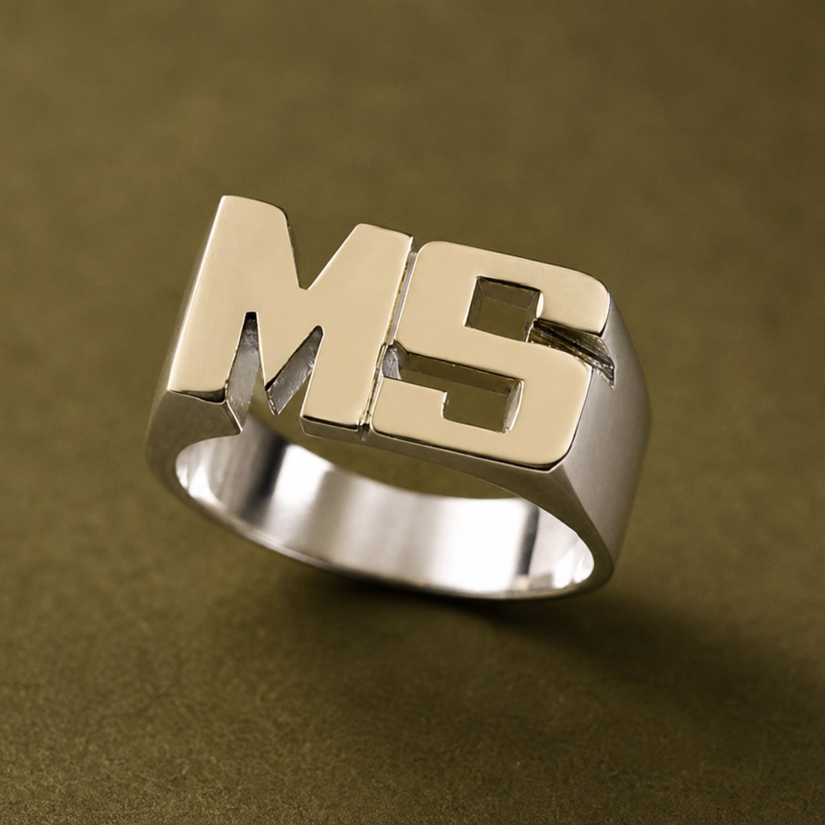 Anillo de plata con las iniciales M y S grabadas en relieve