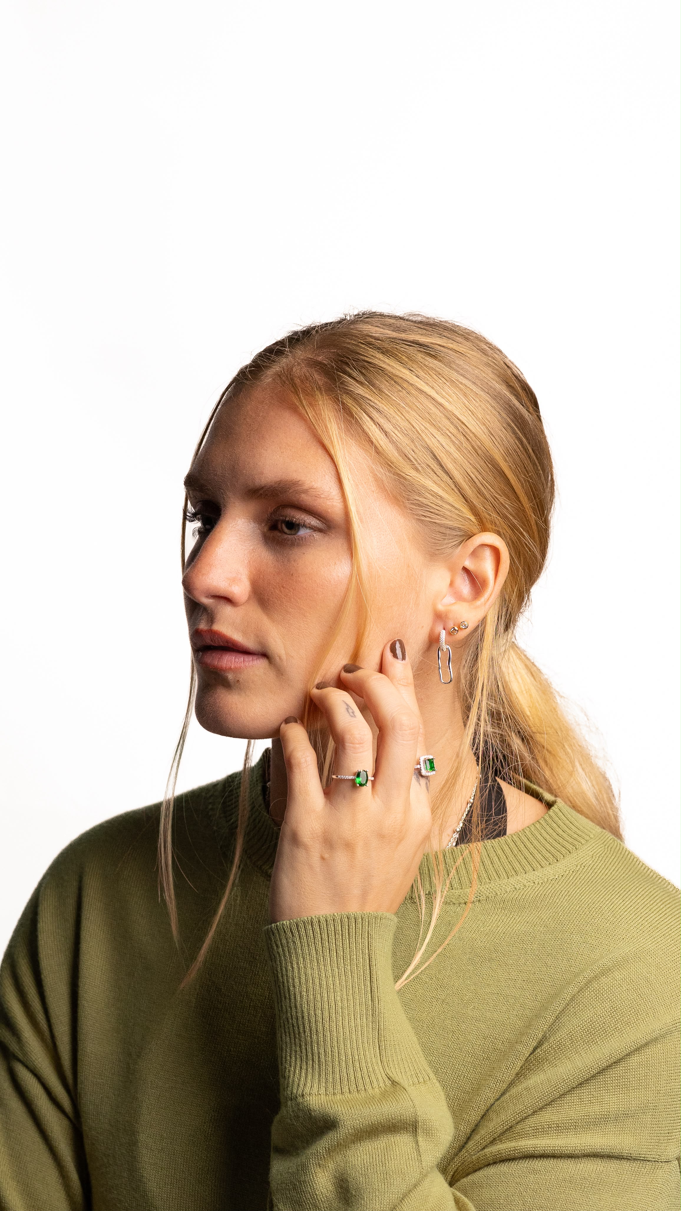 Aros de oro puestos en modelo